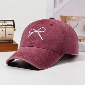 Casquette de baseball rétro rouge vin délavé avec broderie nœud blanc élégante