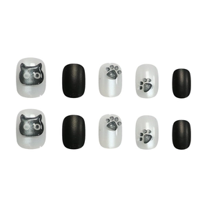 Faux ongles faits main avec tête de chat 3D et pattes en noir et blanc finition mate