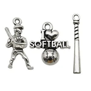 Dettaglio di 30 ciondoli da baseball in argento inclusi I Love Softball e giocatori