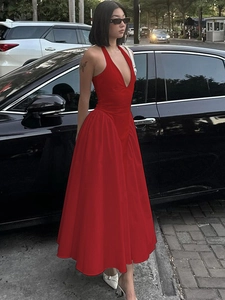 Elegantes rotes Maxikleid mit tiefem V-Ausschnitt und Neckholder mit weitem Rocksaum