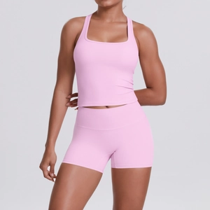 Vue détaillée d'un ensemble de yoga rose 2 pièces avec débardeur dos nageur et short moulant