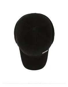 Vista dall'alto di un cappello nero in tessuto pile con logo in metallo argentato laterale