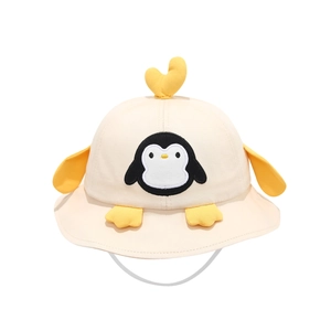 Cappello a secchiello beige per bambini con pinguino cartoon e cordino antivento