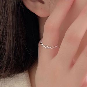Minimalist 925 sterling silver chain link ring worn on finger in a close-up shot