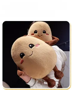Détails de la texture en peluche de deux poupées de pommes de terre aux visages souriants