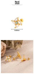 Dettaglio orecchino a farfalla malocchio con zircone blu e chiusura a vite sferica
