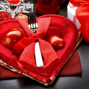 Red heart-shaped disposable paper plates set for Valentines Day party decoration