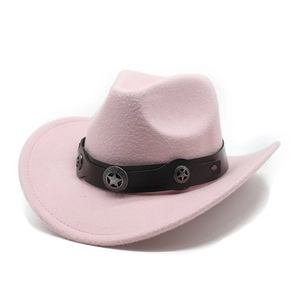 Détail du chapeau de cowboy en feutre rose avec lanière en cuir et étoiles en métal