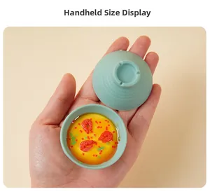 Llavero miniatura de huevo al vapor con gambas mostrado en mano para el tamaño