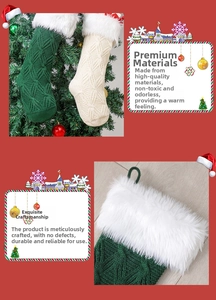 Details von grünen und beigen gestrickten Weihnachtssocken mit weißem Kunstpelzbesatz
