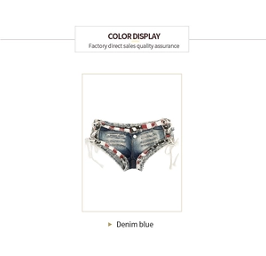 Dettaglio degli shorts in denim blu con patchwork di bandiera e lacci laterali