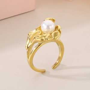 Dettaglio di un anello a onde placcato oro 18K con una grande perla bianca