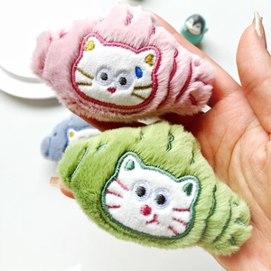 Broche chat en peluche mignonne et accessoire cheveux en rose vert et bleu