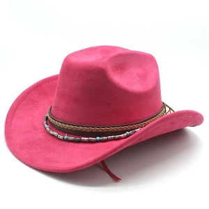 Détail d'un chapeau de cow-boy en daim rose avec perles turquoise et bande tressée
