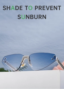 Détail de lunettes de soleil œil-de-chat sans monture bleu dégradé avec pont en strass