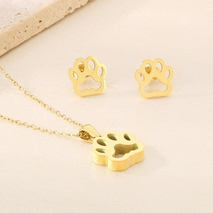 Détails de l'ensemble collier et boucles d'oreilles dorés à motif patte de chat évidée