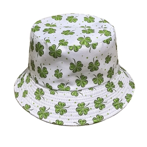 Dettaglio del cappello a secchiello bianco con stampe di trifoglio verde per San Patrizio