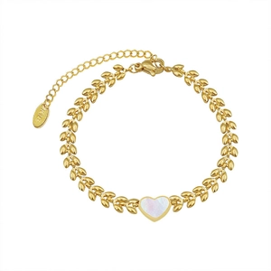 Vintage 18K gold wheat chain bracelet with heart-shaped shell pendant and adjustable clasp