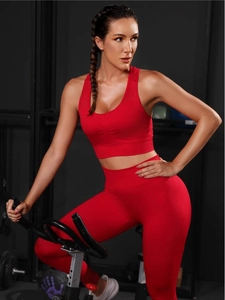Détail de l'ensemble de yoga rouge sans couture avec texture côtelée et trous laser