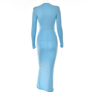 Vue arrière d'une robe longue bleu clair à manches longues avec une coupe moulante sexy
