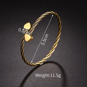 Dettaglio del bracciale a cuore bicolore intrecciato con misure 5,5cm e peso 11,5g