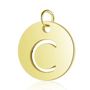 Détail d'un pendentif en acier inoxydable doré avec la lettre C et design ajouré