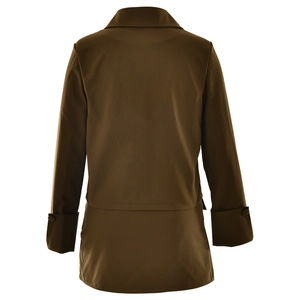 Detailansicht der braunen Jacke von hinten mit zweilagigem Saum und Knopfmanschetten