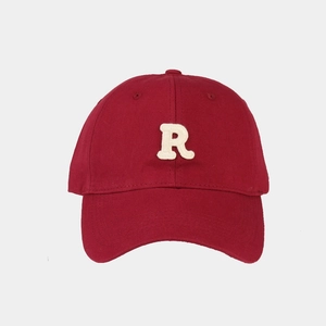 Dettaglio del cappello da baseball in cotone bordeaux con logo a lettera R bianca