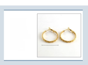 Dettaglio di orecchini a cerchio 30mm in acciaio inossidabile placcato oro 18k