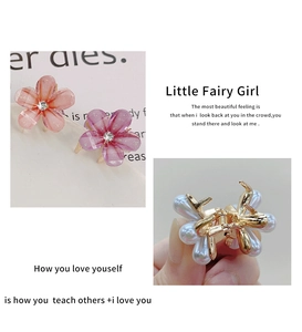 Vue macro de pinces à cheveux à fleurs et accessoires de cheveux en perles dorées