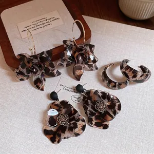 Retro leopard print resin flower earrings and C-shaped hoops set in vintage style
