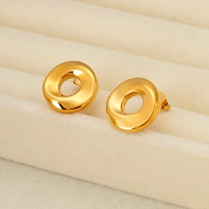 Elegante goldene gedrehte Edelstahl-Ohrstecker auf einem beigen Samt-Schmucktablett
