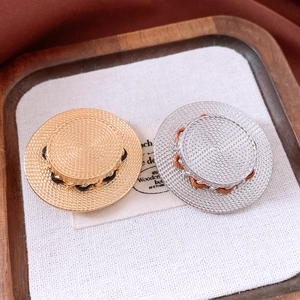 Détail de broches chapeau de paille en métal or et argent avec texture tressée fine