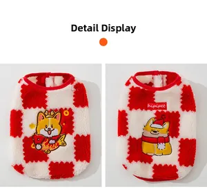 Detailansicht der karierten Haustier-Fleeceweste mit festlicher Corgi-Stickerei und Textur