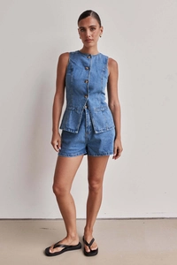 Dettaglio del set in denim con top senza maniche e pantaloncini in jeans a vita alta