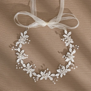 Serre-tête de mariée argenté élégant avec perles, feuilles en cristal et ruban blanc soyeux