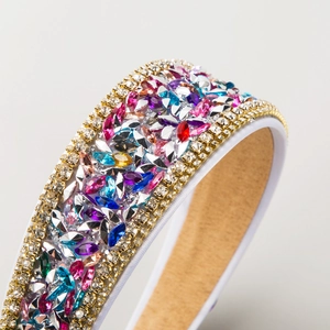 Serre-tête large élégant avec cristaux colorés et bordure en strass dorés scintillants