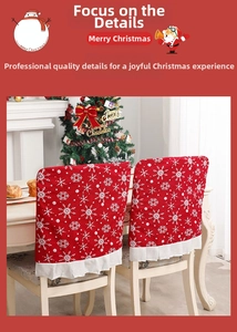 Détail de la housse de chaise de Noël rouge avec flocons blancs et ourlet à volants