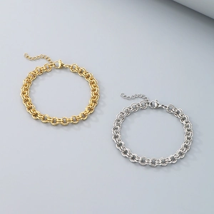 Détail de bracelets gourmette en or 18k et argent avec fermoir mousqueton réglable