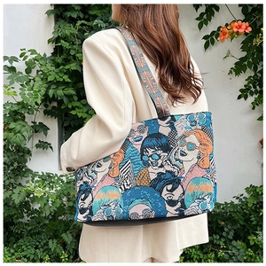 Detail der Jacquard-Canvas-Tasche mit Pop-Art-Muster und ethnischem Schultergurt