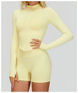 Détail de la veste de yoga jaune clair sans couture avec passe-pouces et côtes