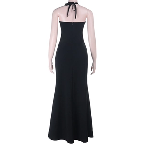 Détail de la robe de soirée dos nu noire avec licou montrant la fermeture à glissière