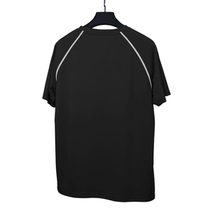 Vue arrière du t-shirt de fitness noir pour hommes avec manches raglan et bandes réfléchissantes