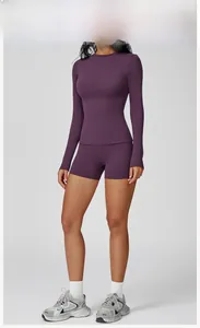 Détails de l'ensemble de yoga violet foncé avec haut ajusté et short de sport assorti