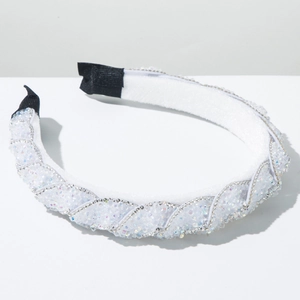 Dettaglio cerchietto bianco intrecciato con perle luccicanti e bordo a catena argento