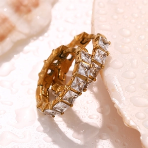 Macro de créoles plaquées or 18 carats ornées de zircons blancs de taille carrée