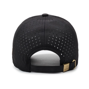 Vue arrière casquette de baseball noire respirante avec boucle métallique et trous laser