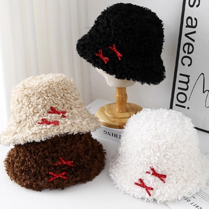 Chapeau bob en peluche teddy avec nœuds rouges à pois en noir, beige, café et blanc