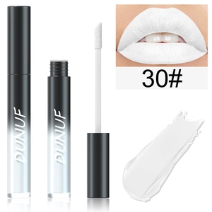 Détail du rouge à lèvres liquide mat blanc avec swatch de teinte 30# et applicateur doux