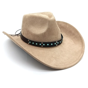 Detail eines khakifarbenen Wildleder-Cowboyhuts mit Türkisperlen und Silbernieten